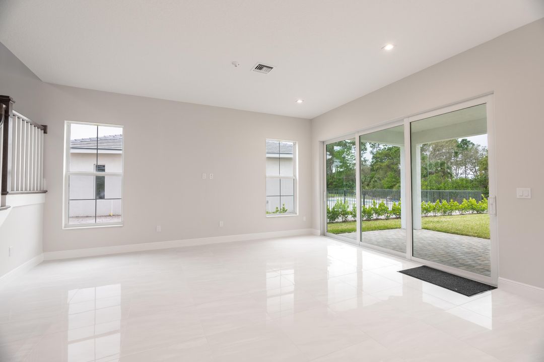 合同活跃: $600,000 (3 贝兹, 2 浴室, 2631 平方英尺)