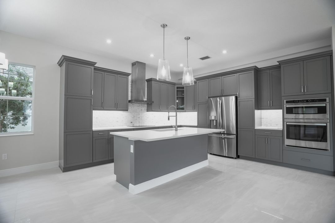 合同活跃: $600,000 (3 贝兹, 2 浴室, 2631 平方英尺)