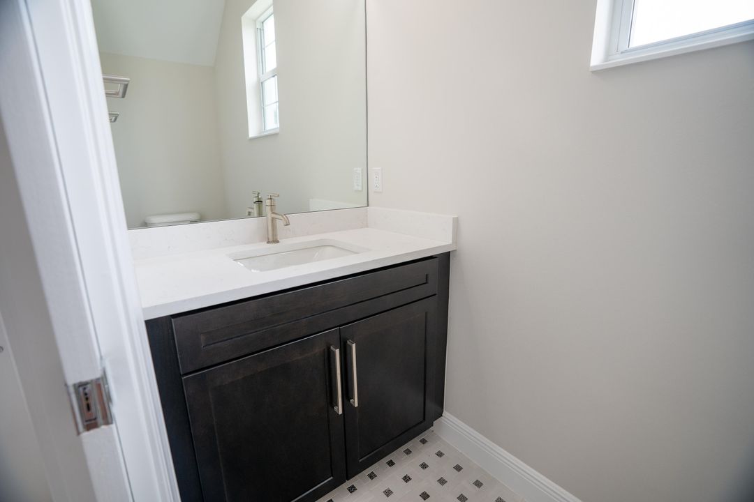 合同活跃: $600,000 (3 贝兹, 2 浴室, 2631 平方英尺)