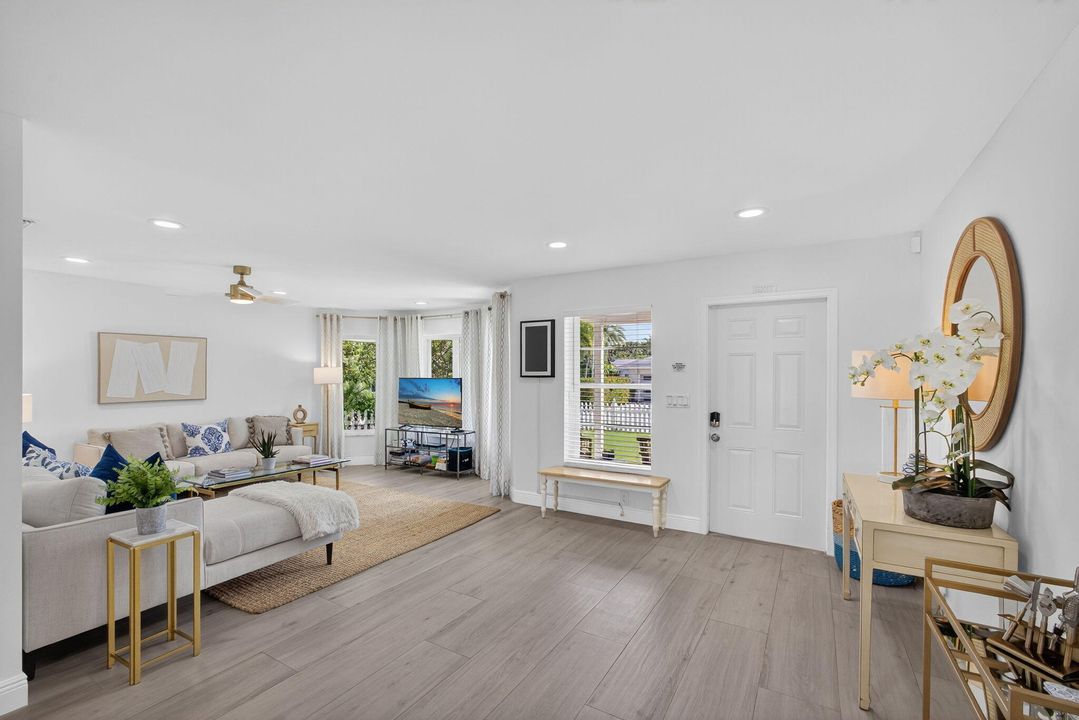 合同活跃: $925,000 (2 贝兹, 2 浴室, 1563 平方英尺)