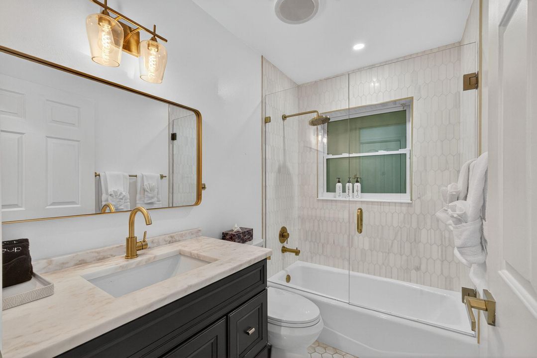 合同活跃: $925,000 (2 贝兹, 2 浴室, 1563 平方英尺)