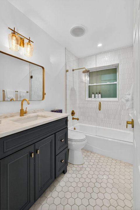 合同活跃: $925,000 (2 贝兹, 2 浴室, 1563 平方英尺)