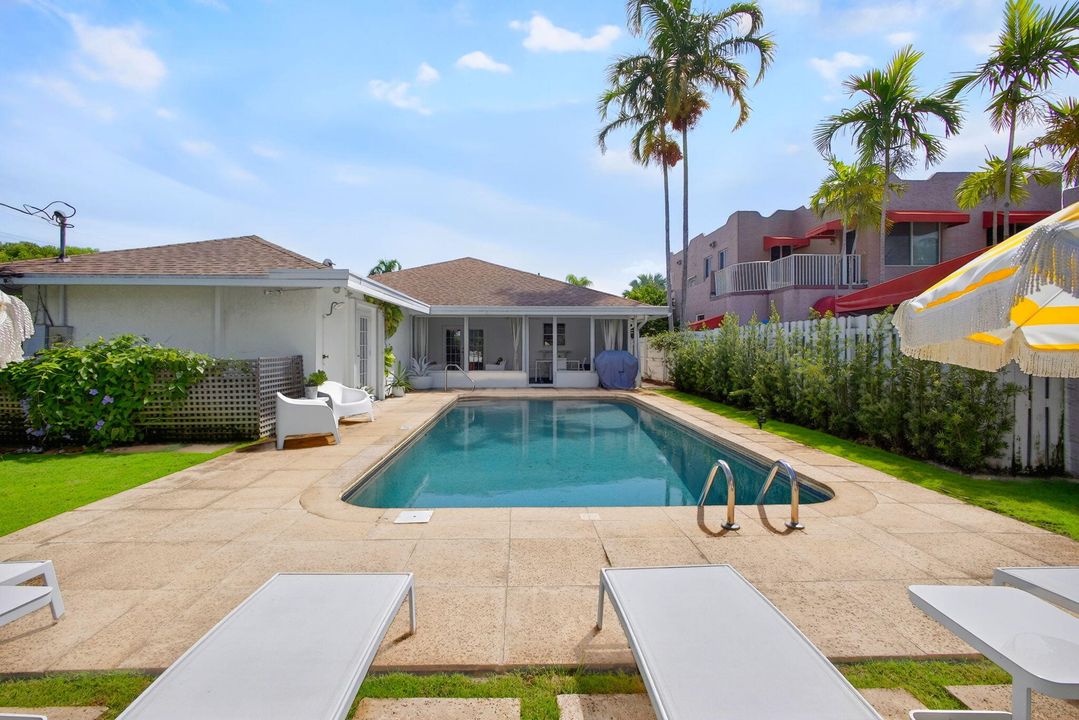 合同活跃: $925,000 (2 贝兹, 2 浴室, 1563 平方英尺)