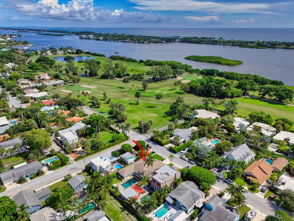 合同活跃: $925,000 (2 贝兹, 2 浴室, 1563 平方英尺)