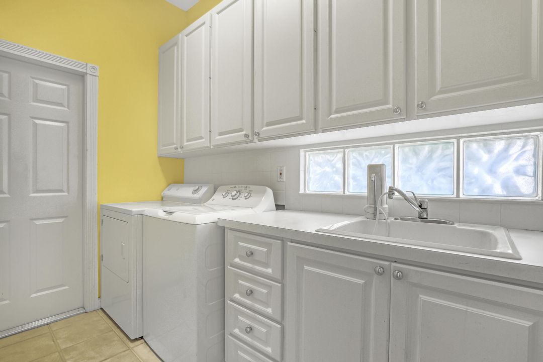 Activo con contrato: $565,000 (4 camas, 2 baños, 1988 Pies cuadrados)