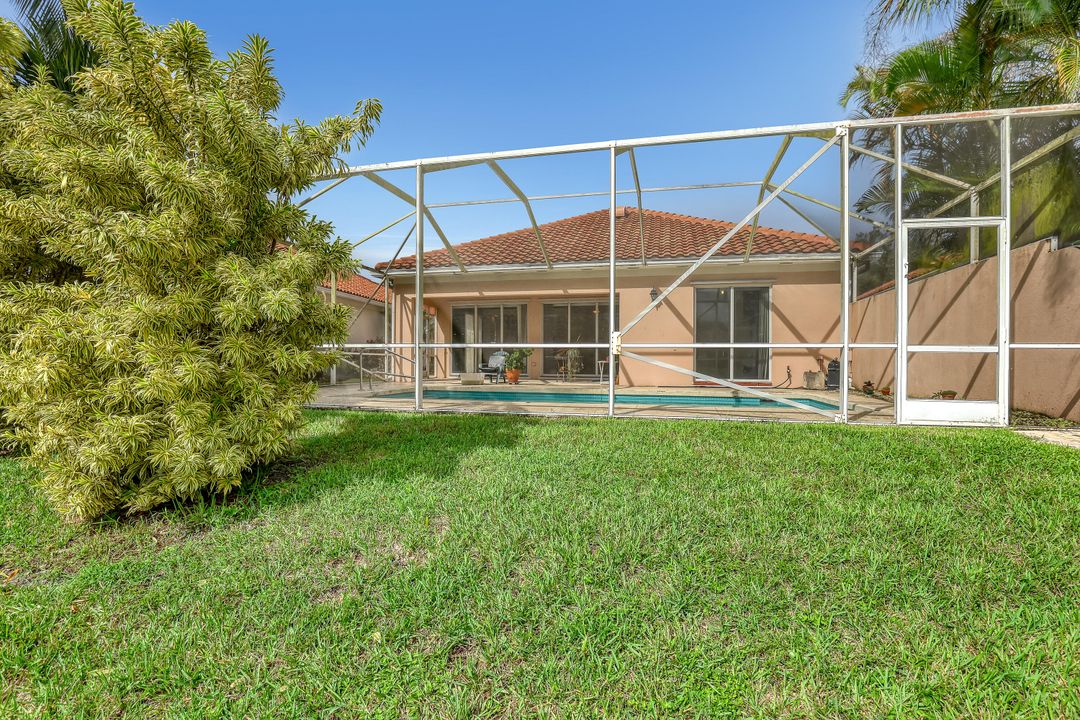 Activo con contrato: $565,000 (4 camas, 2 baños, 1988 Pies cuadrados)