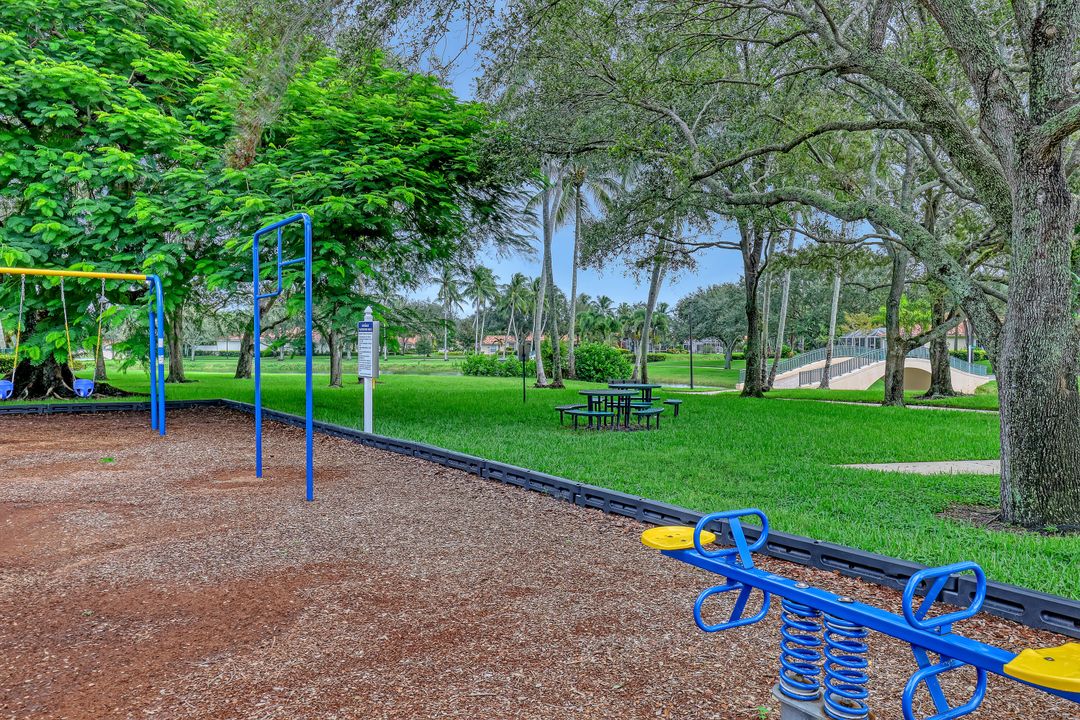 Activo con contrato: $565,000 (4 camas, 2 baños, 1988 Pies cuadrados)