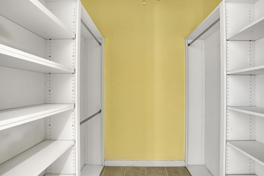 Activo con contrato: $565,000 (4 camas, 2 baños, 1988 Pies cuadrados)