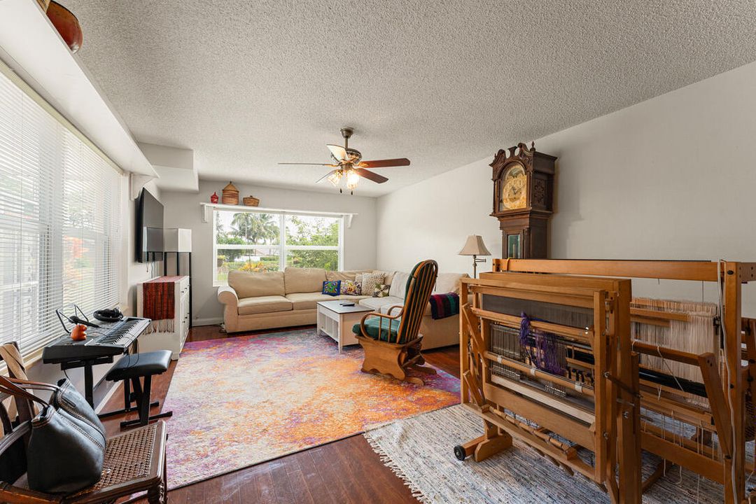 For Sale: $314,999 (2 beds, 2 baths, 1374 Square Feet)