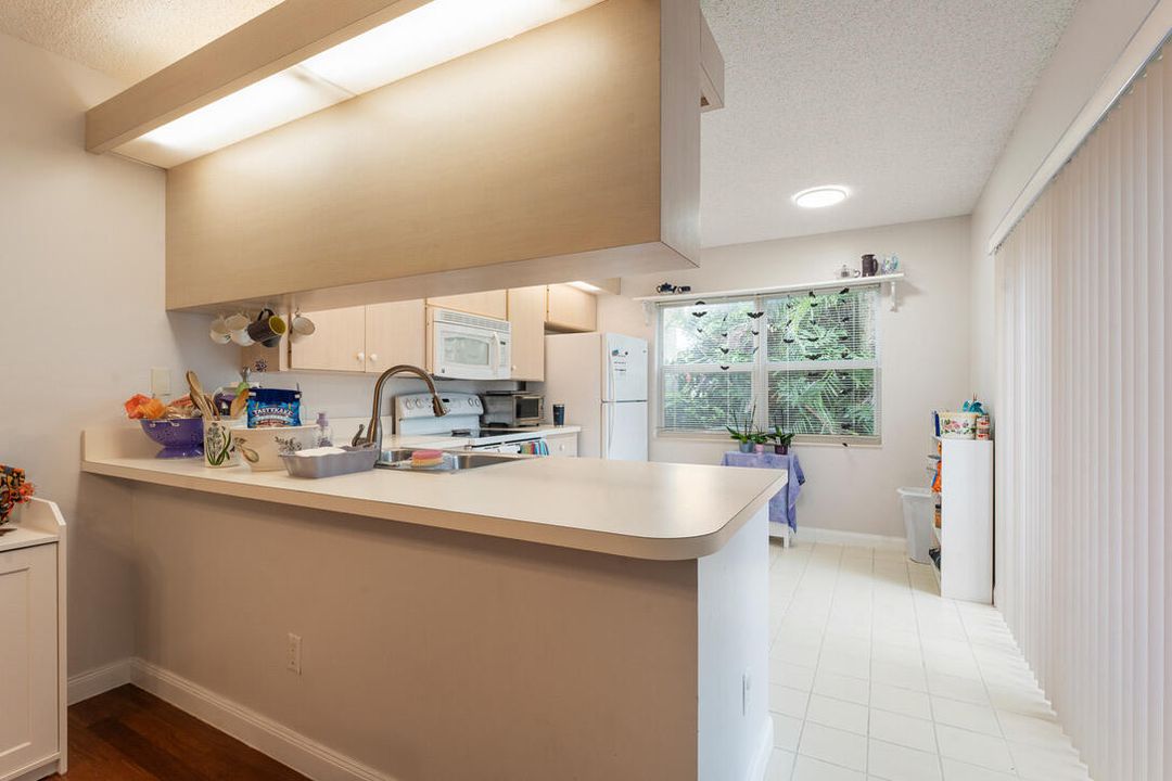 For Sale: $314,999 (2 beds, 2 baths, 1374 Square Feet)