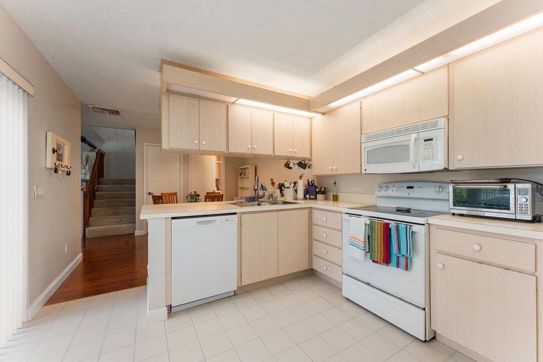 For Sale: $314,999 (2 beds, 2 baths, 1374 Square Feet)