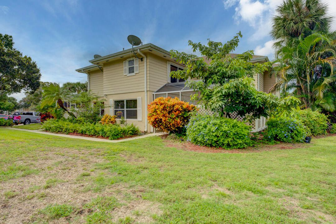 For Sale: $314,999 (2 beds, 2 baths, 1374 Square Feet)