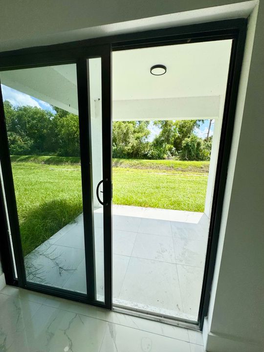 For Rent: $2,000 (3 beds, 2 baths, 2388 Square Feet)