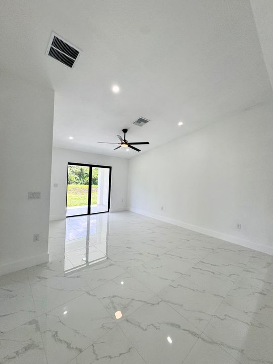 For Rent: $2,000 (3 beds, 2 baths, 2388 Square Feet)