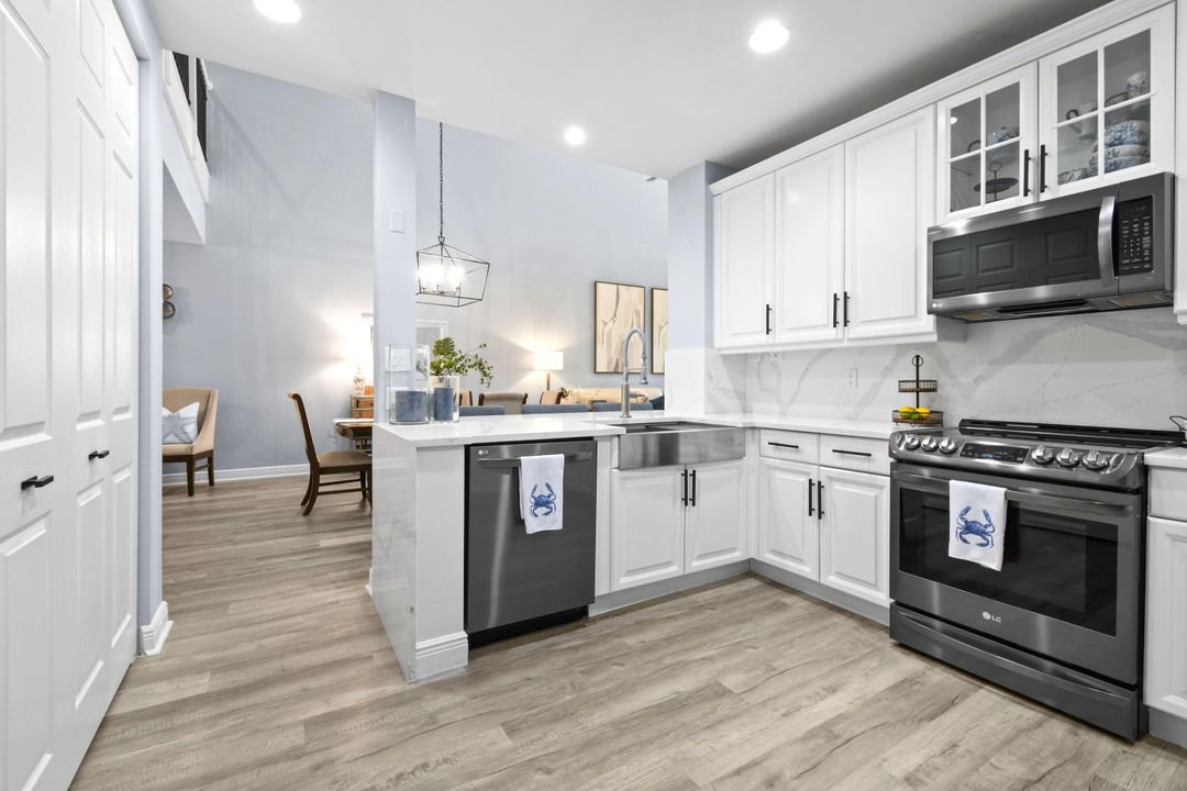 Под контрактом: $769,900 (3 спален, 3 ванн, 2750 Квадратных фут)