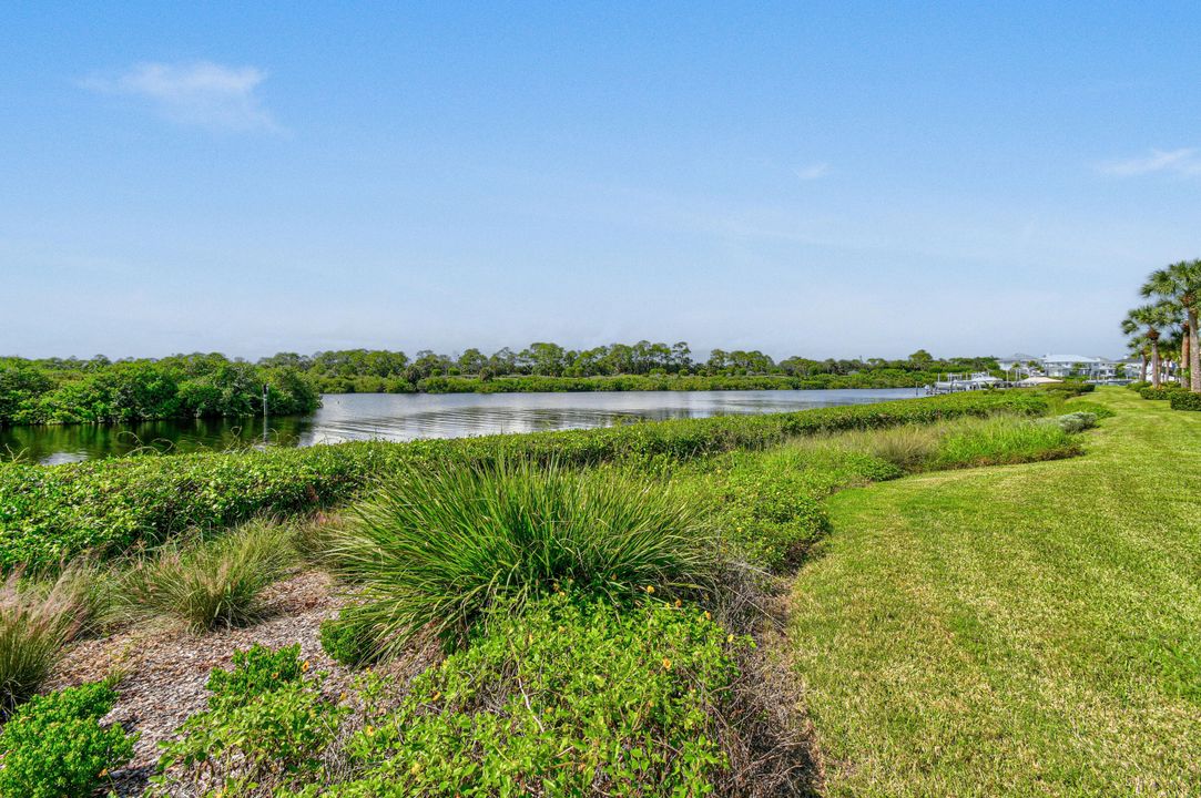 Под контрактом: $769,900 (3 спален, 3 ванн, 2750 Квадратных фут)