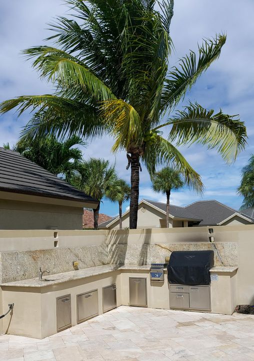 Activo con contrato: $835,000 (3 camas, 3 baños, 2368 Pies cuadrados)