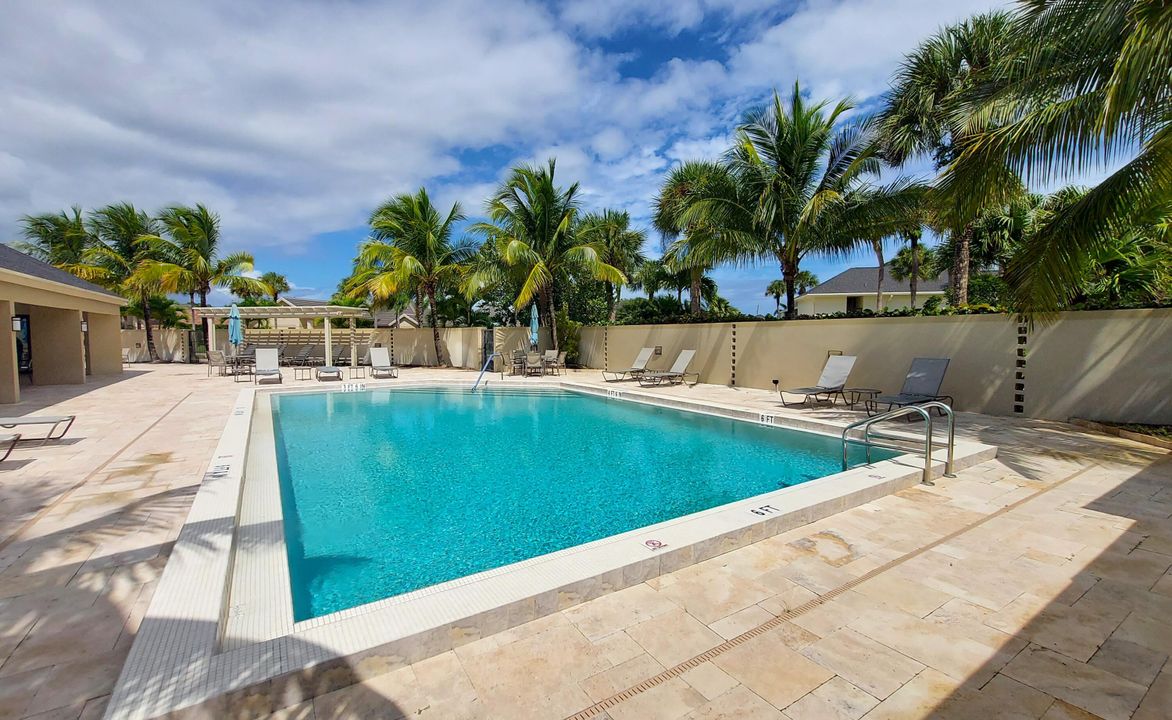 Activo con contrato: $835,000 (3 camas, 3 baños, 2368 Pies cuadrados)