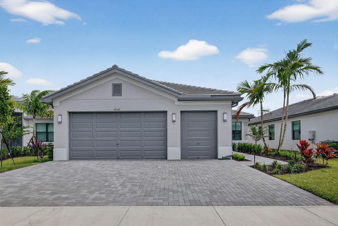 Activo con contrato: $3,400 (3 camas, 2 baños, 2102 Pies cuadrados)