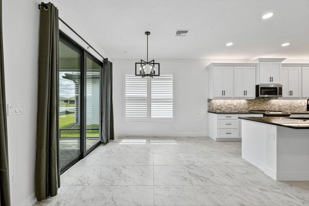 Activo con contrato: $3,400 (3 camas, 2 baños, 2102 Pies cuadrados)