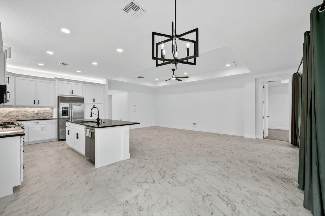 Activo con contrato: $3,400 (3 camas, 2 baños, 2102 Pies cuadrados)