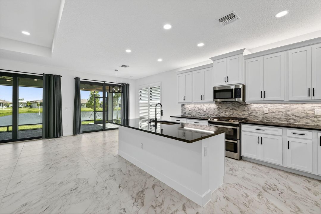 Activo con contrato: $3,400 (3 camas, 2 baños, 2102 Pies cuadrados)