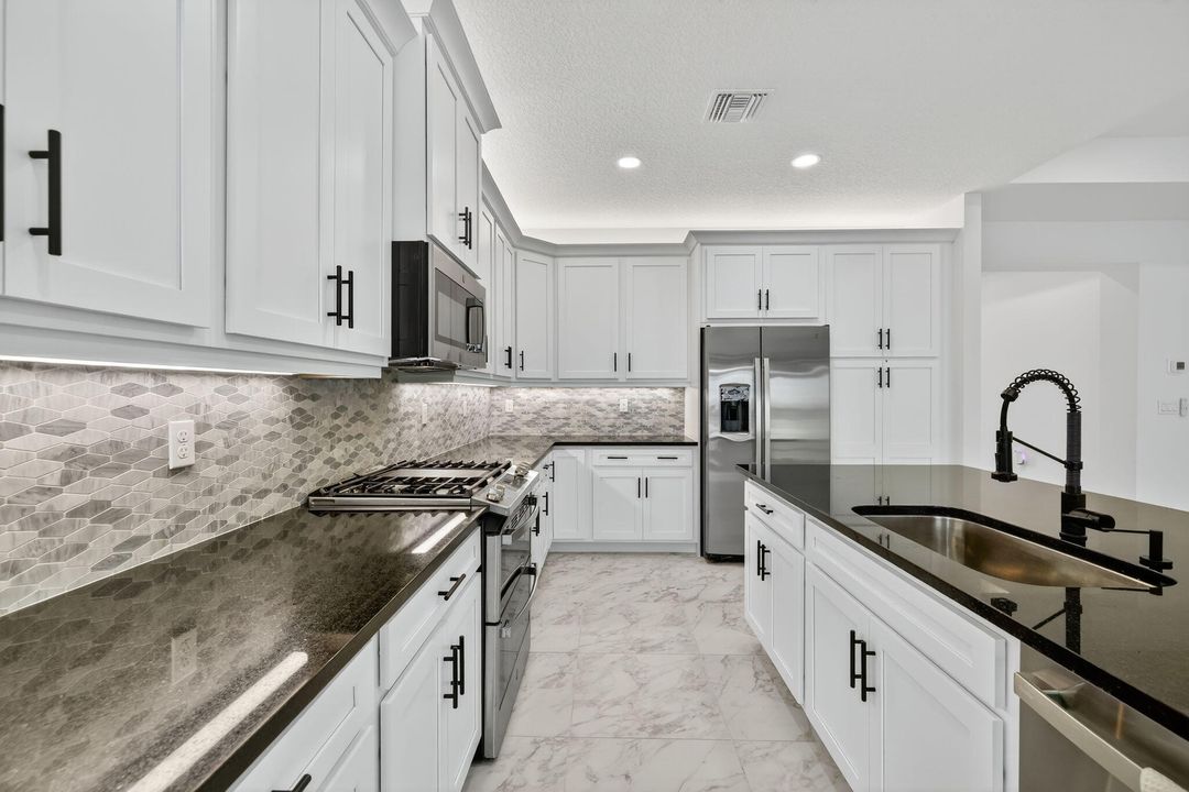 Activo con contrato: $3,400 (3 camas, 2 baños, 2102 Pies cuadrados)