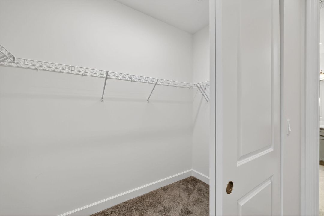 Activo con contrato: $3,400 (3 camas, 2 baños, 2102 Pies cuadrados)