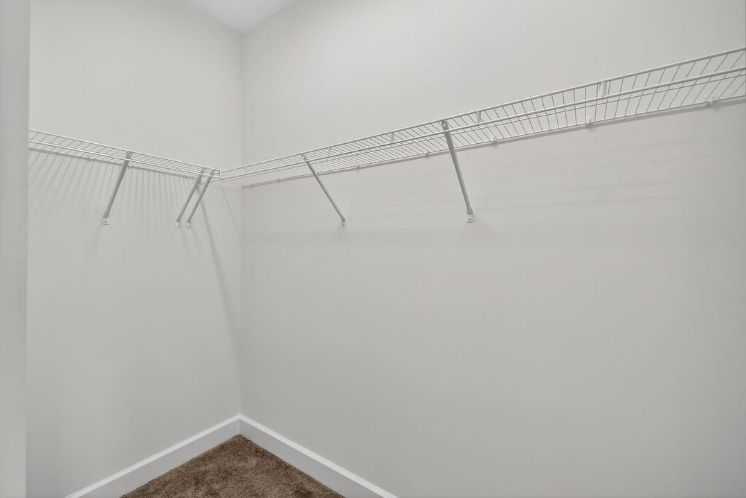 Activo con contrato: $3,400 (3 camas, 2 baños, 2102 Pies cuadrados)