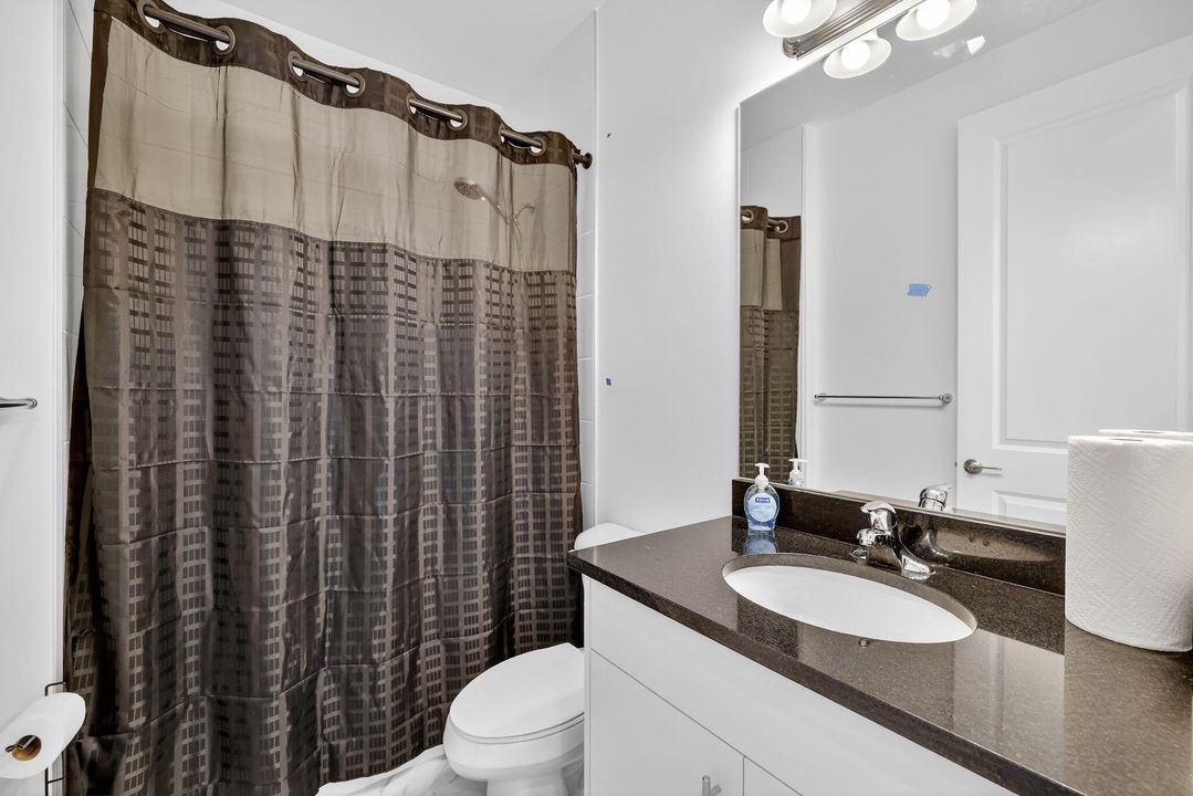 Activo con contrato: $3,400 (3 camas, 2 baños, 2102 Pies cuadrados)