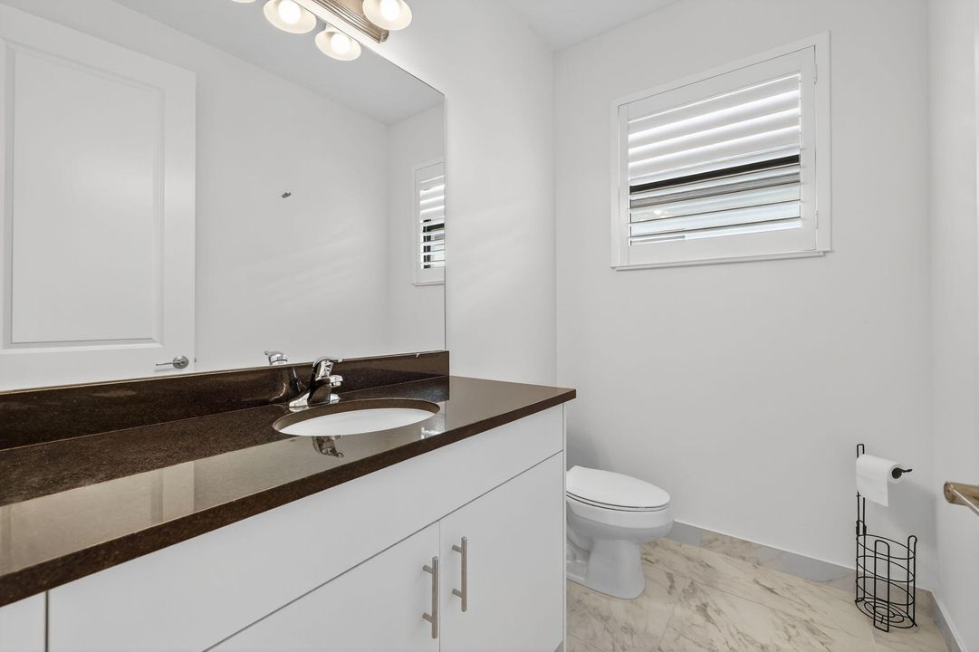 Activo con contrato: $3,400 (3 camas, 2 baños, 2102 Pies cuadrados)