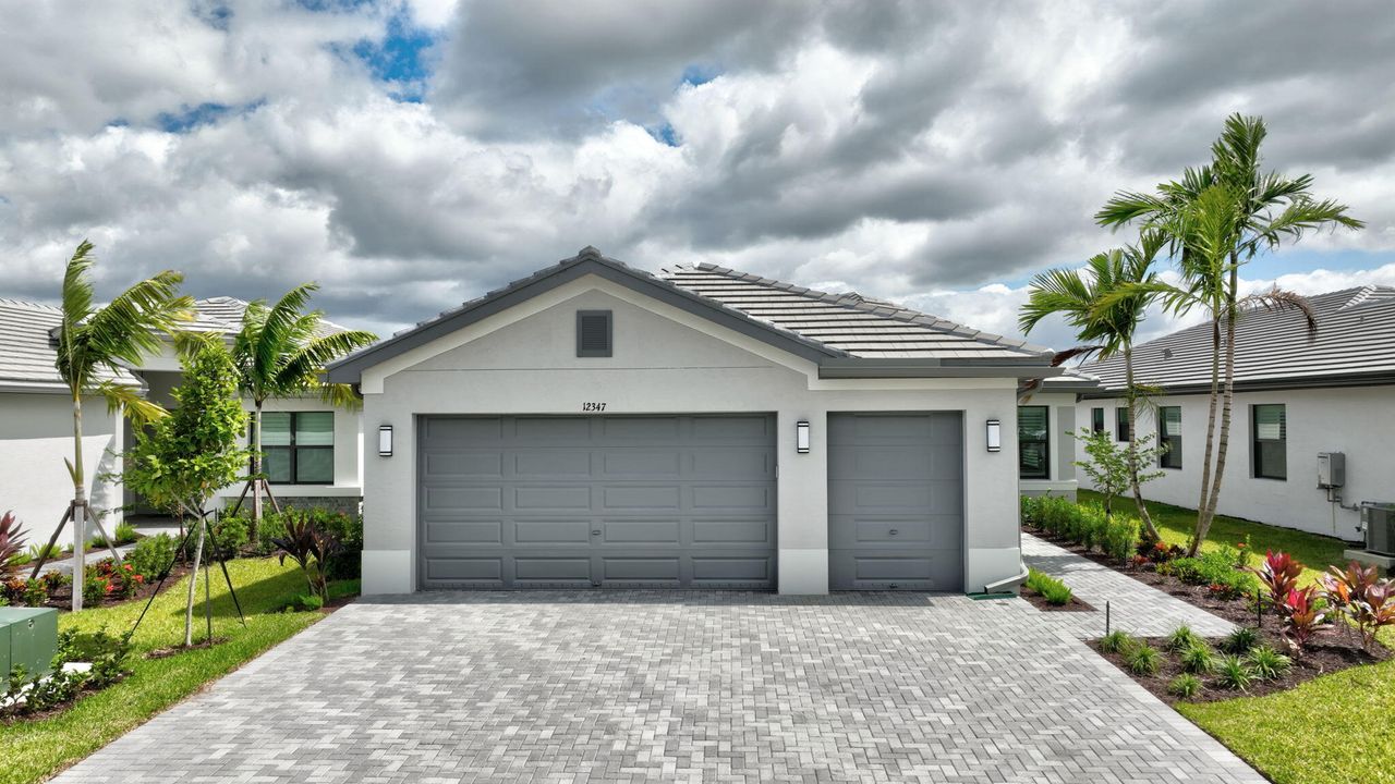 Activo con contrato: $3,400 (3 camas, 2 baños, 2102 Pies cuadrados)