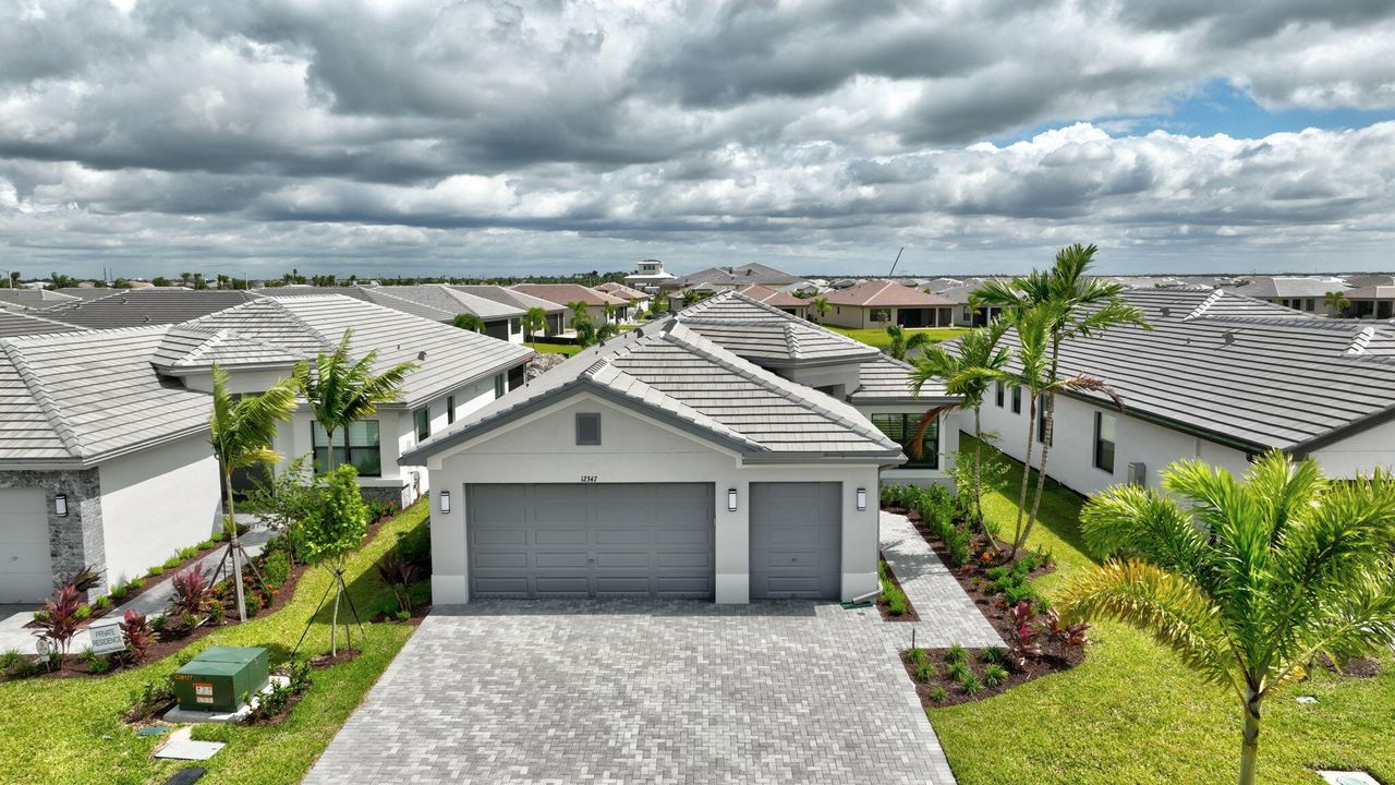 Activo con contrato: $3,400 (3 camas, 2 baños, 2102 Pies cuadrados)