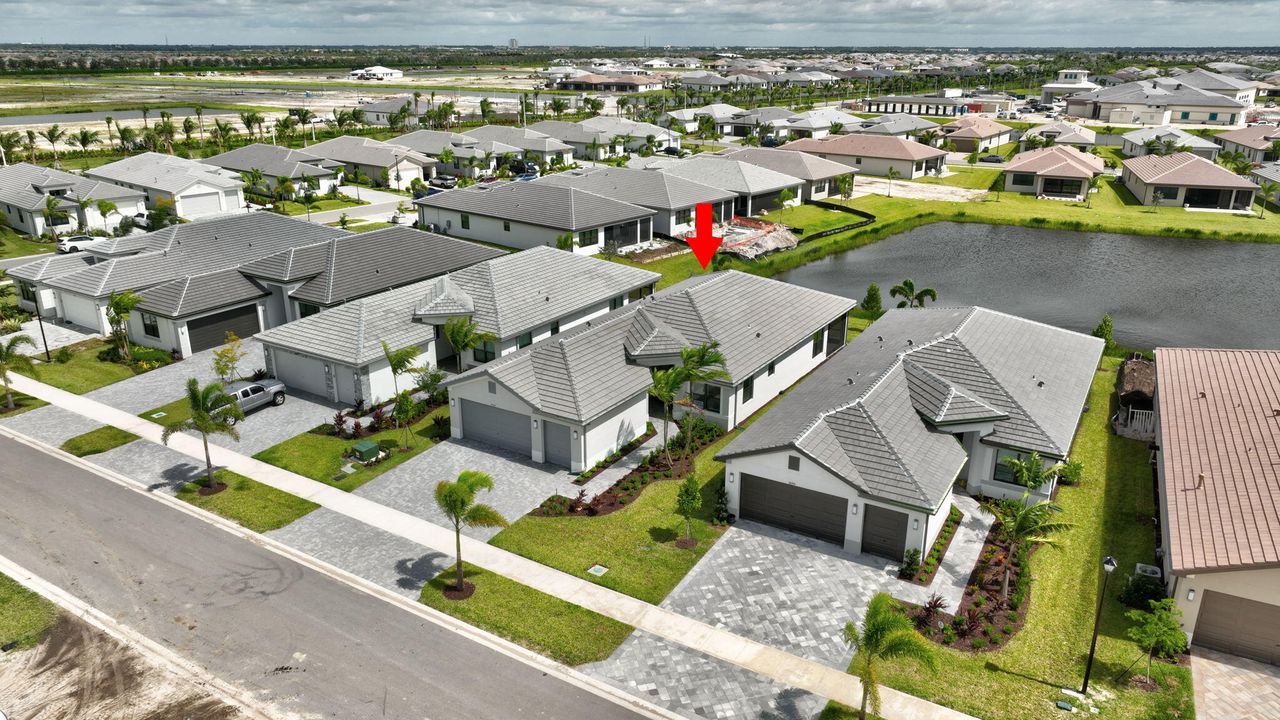 Activo con contrato: $3,400 (3 camas, 2 baños, 2102 Pies cuadrados)