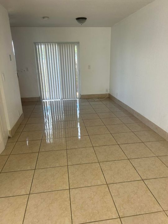 合同活跃: $2,000 (2 贝兹, 1 浴室, 990 平方英尺)