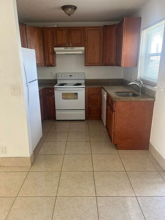 合同活跃: $2,000 (2 贝兹, 1 浴室, 990 平方英尺)