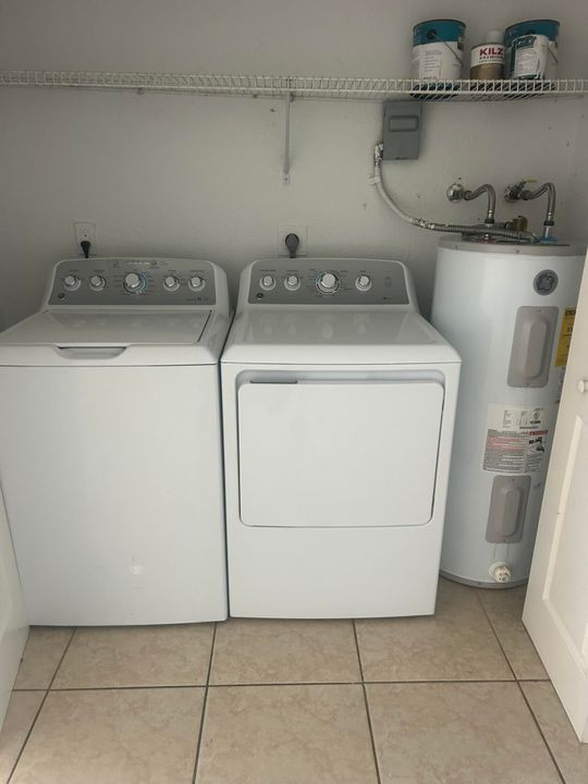 合同活跃: $2,000 (2 贝兹, 1 浴室, 990 平方英尺)