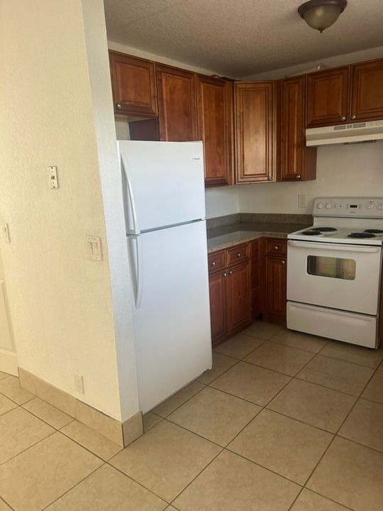 合同活跃: $2,000 (2 贝兹, 1 浴室, 990 平方英尺)