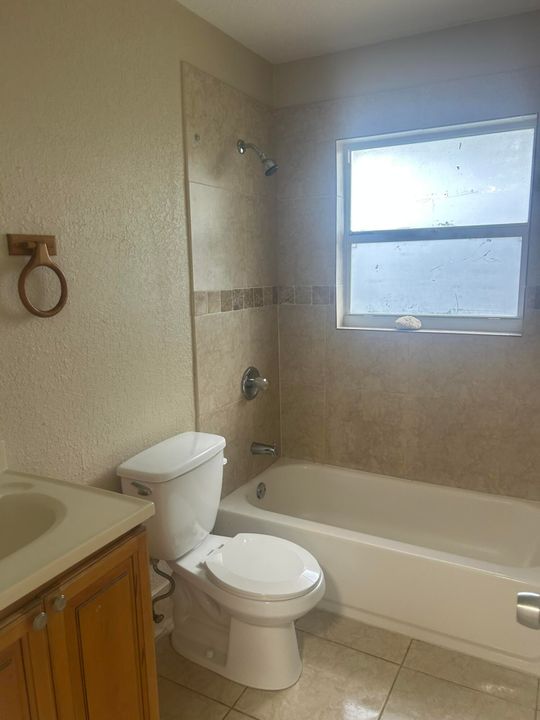 合同活跃: $2,000 (2 贝兹, 1 浴室, 990 平方英尺)