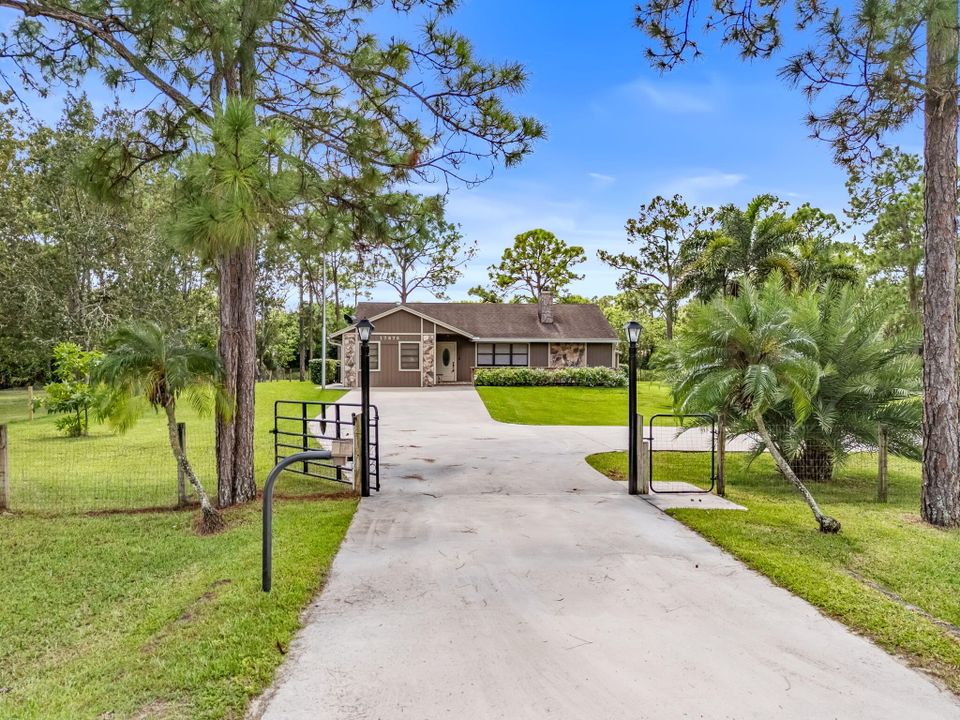 Active With Contract: $619,900 (3 beds, 2 baths, 1397 Square Feet)