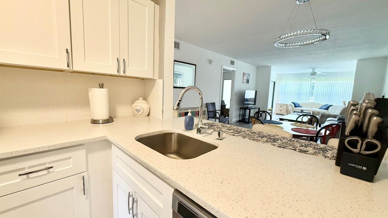 合同活跃: $2,800 (2 贝兹, 2 浴室, 1186 平方英尺)