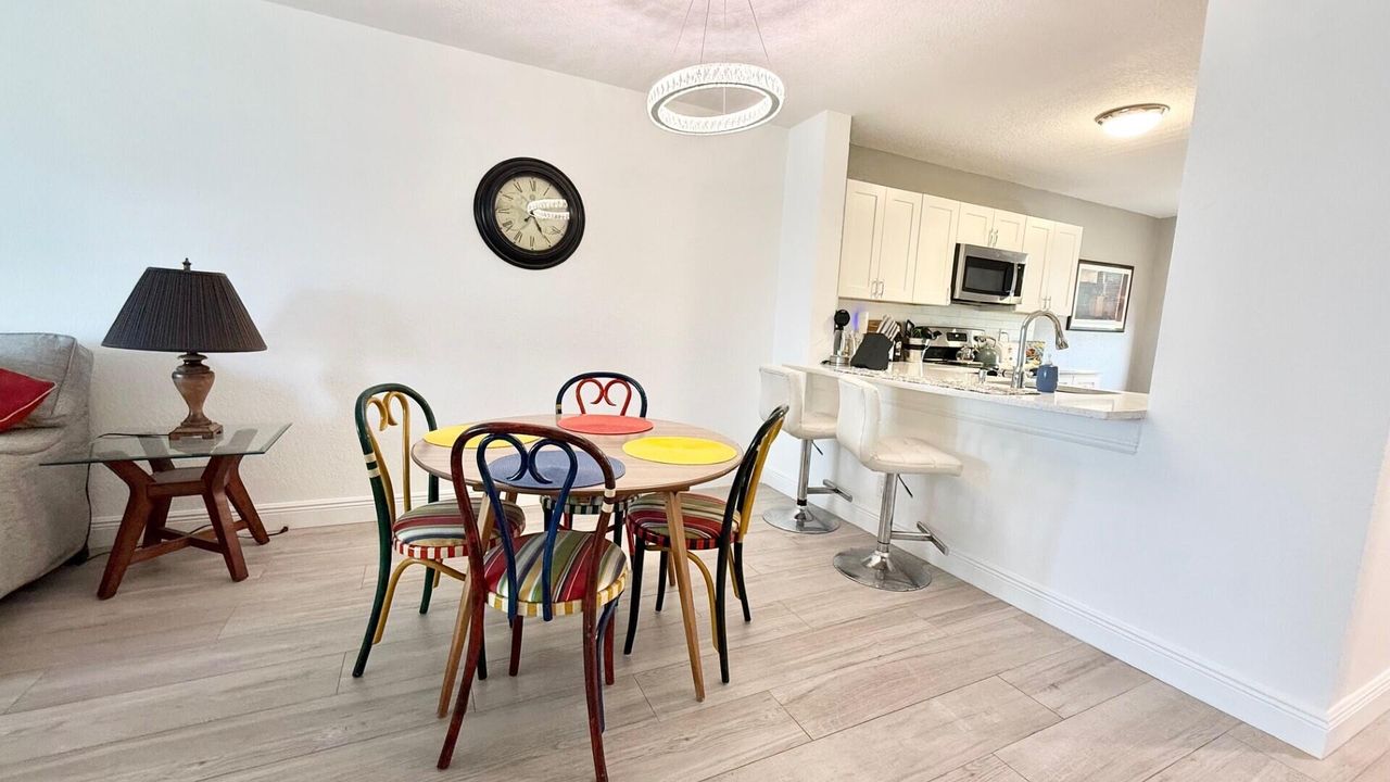 合同活跃: $2,800 (2 贝兹, 2 浴室, 1186 平方英尺)