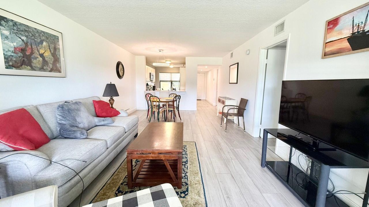 合同活跃: $2,800 (2 贝兹, 2 浴室, 1186 平方英尺)