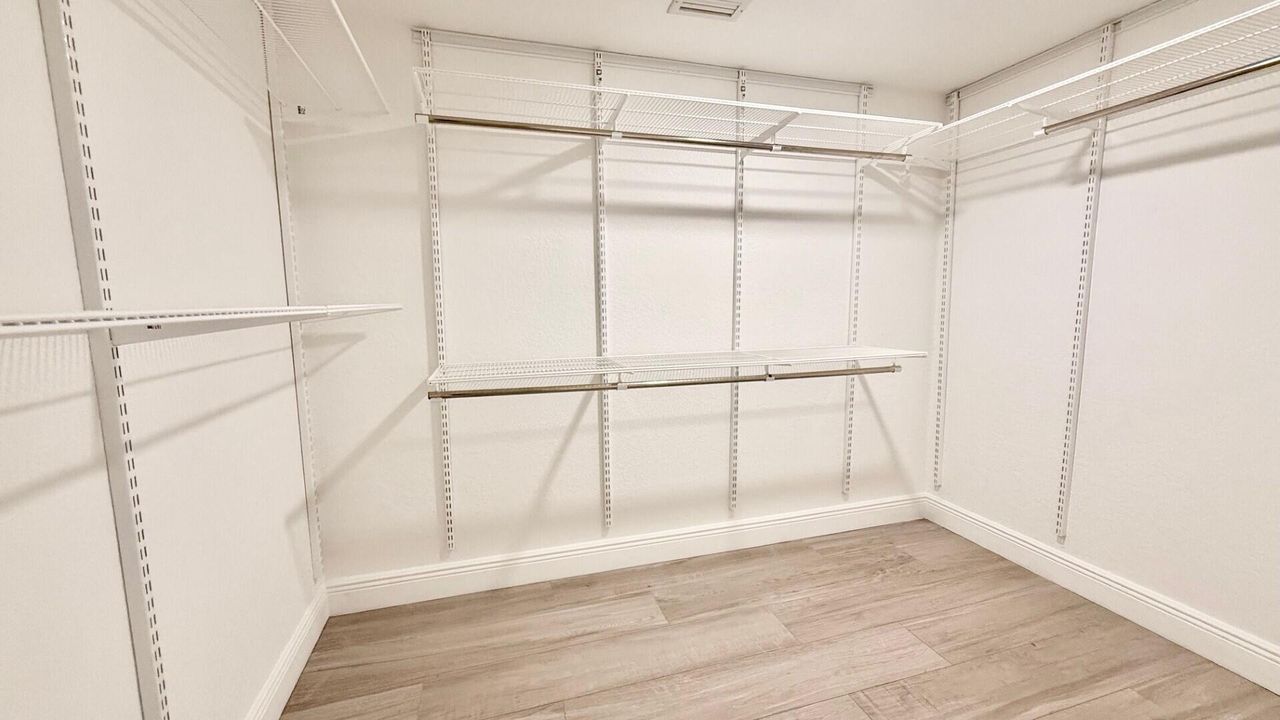 合同活跃: $2,800 (2 贝兹, 2 浴室, 1186 平方英尺)