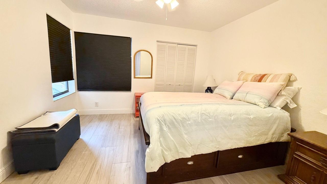 合同活跃: $2,800 (2 贝兹, 2 浴室, 1186 平方英尺)