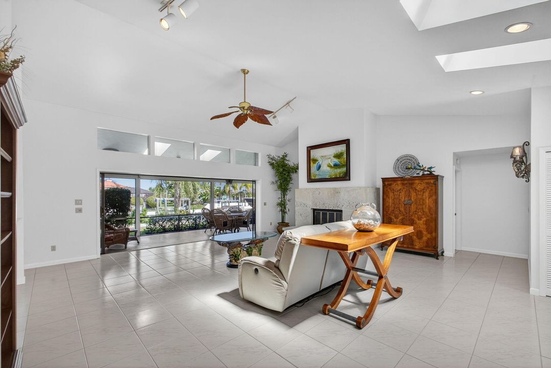 待售: $1,662,500 (3 贝兹, 2 浴室, 2384 平方英尺)