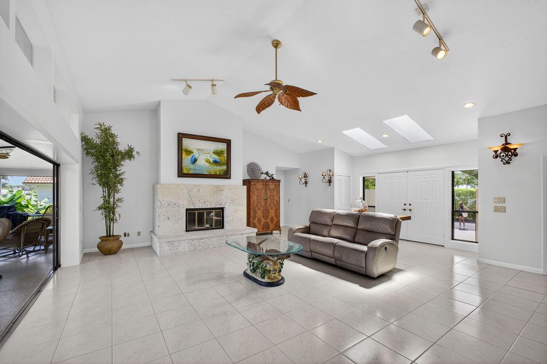 待售: $1,662,500 (3 贝兹, 2 浴室, 2384 平方英尺)