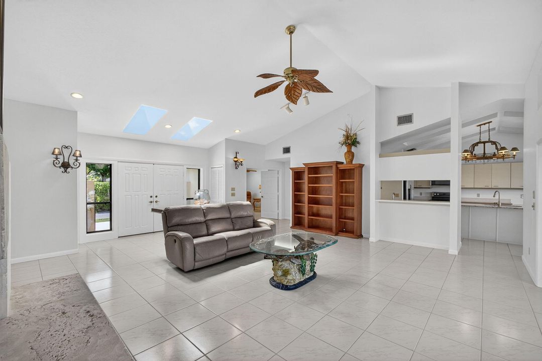 待售: $1,662,500 (3 贝兹, 2 浴室, 2384 平方英尺)