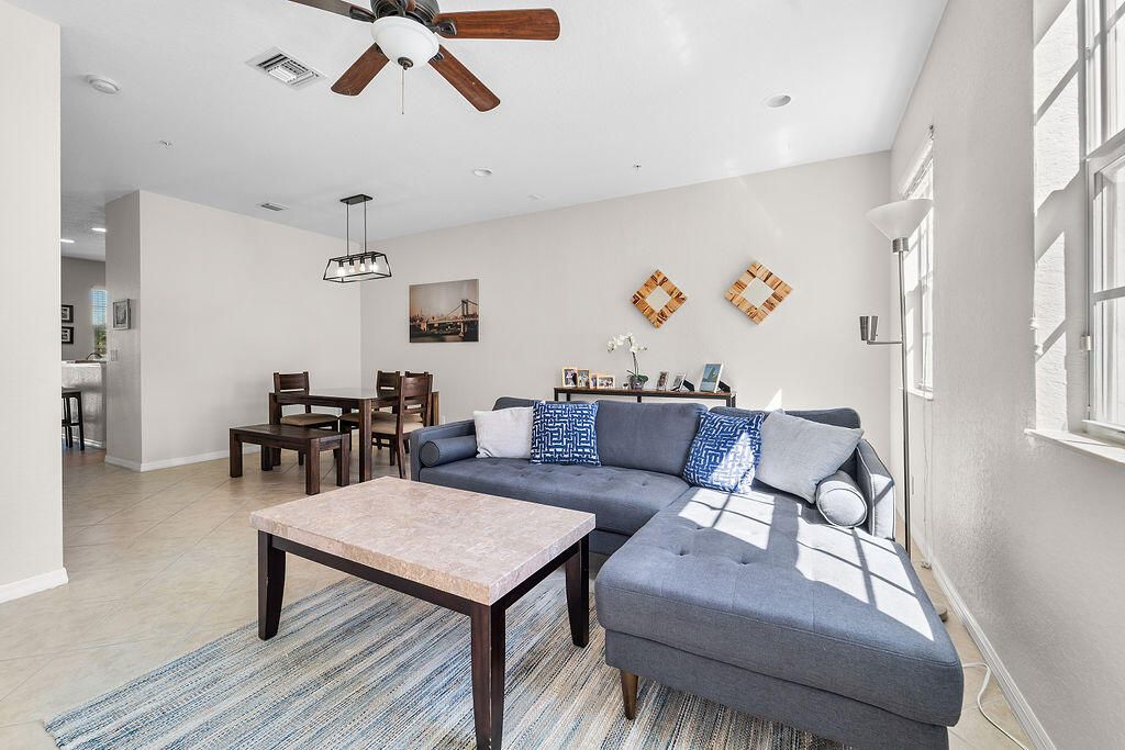 Под контрактом: $499,000 (3 спален, 2 ванн, 1897 Квадратных фут)