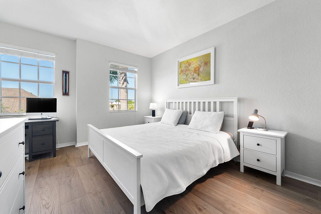 Под контрактом: $499,000 (3 спален, 2 ванн, 1897 Квадратных фут)